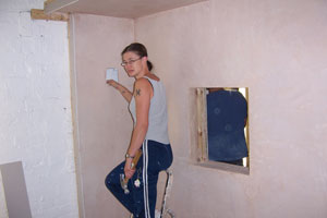 We offer mixed plastering courses, or women-only plastering courses are available on request